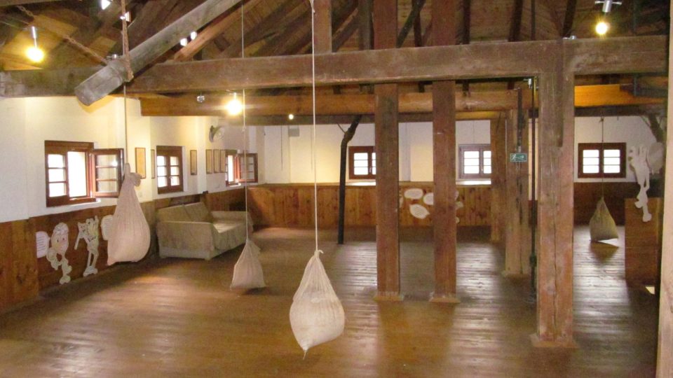 V Muzeu Sýpka v Horní Stropnici se můžete těšit na autentické zemědělské stroje, funkční technologii skladování obilí, kouřící milíř a vlastní rozhlednu