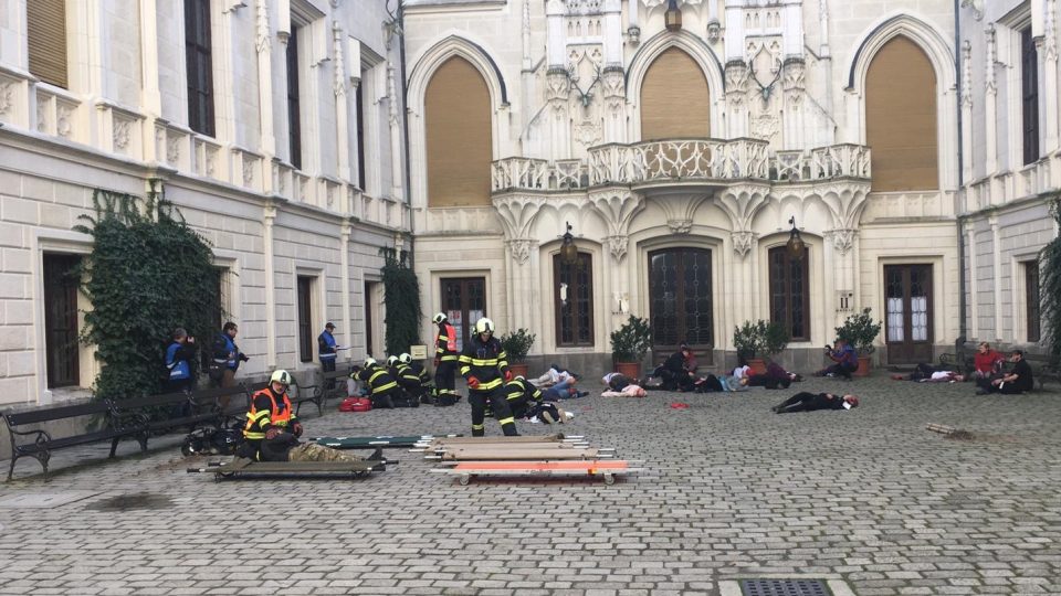 Hasiči, policisté a zdravotní záchranáři nacvičovali zásah po simulovaném výbuchu na zámku Hluboká