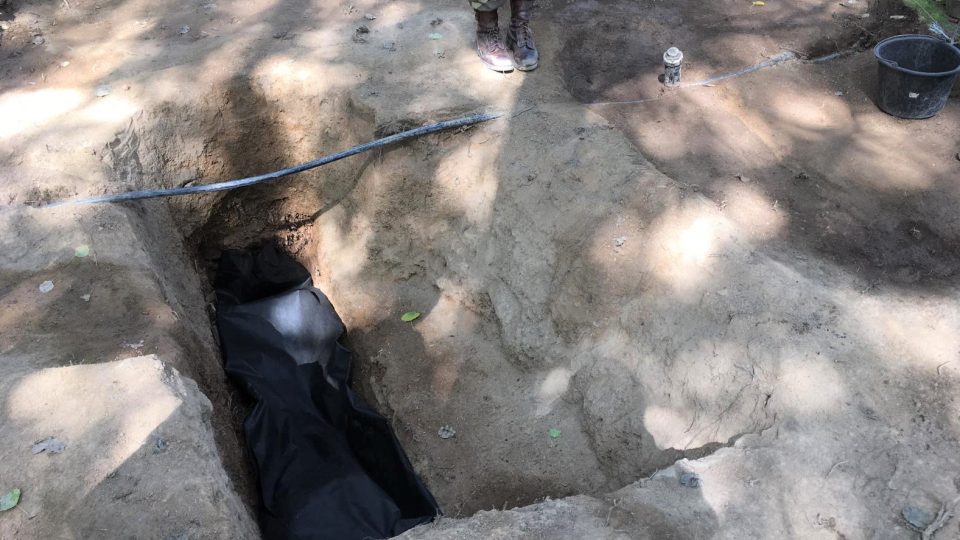 Takzvaný provizorní hřbitov obětí bývalého tábora pro Romy nalezli archeologové přímo v areálu památníku v Letech u Písku