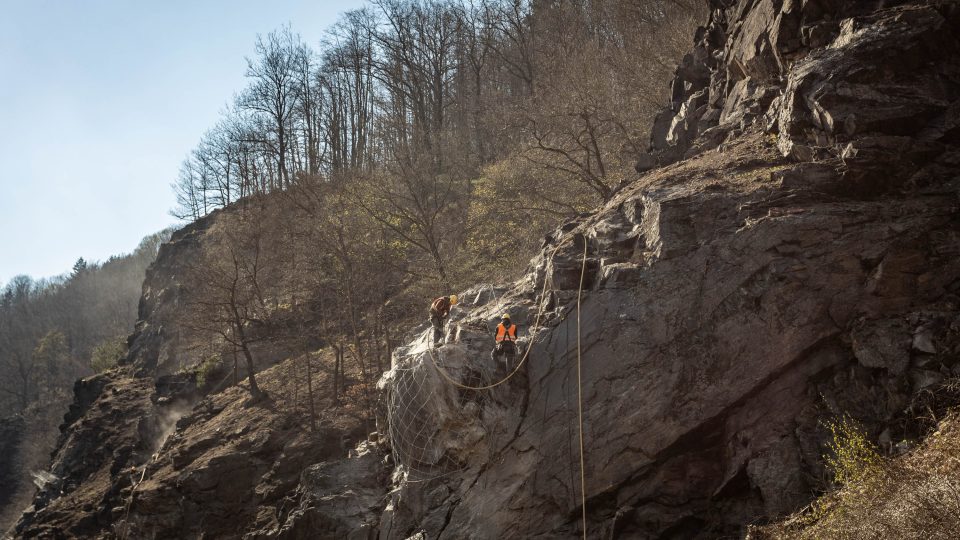 Dělníci zajišťují skálu nad silnicí u Českého Krumlova