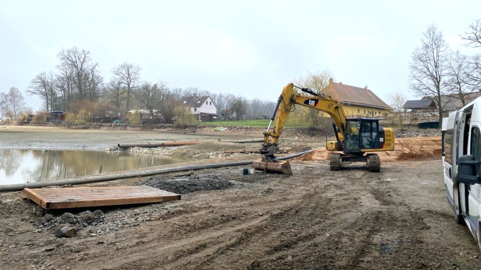 Rybáři opravují výpust rybníka Bezdrev u Hluboké nad Vltavou