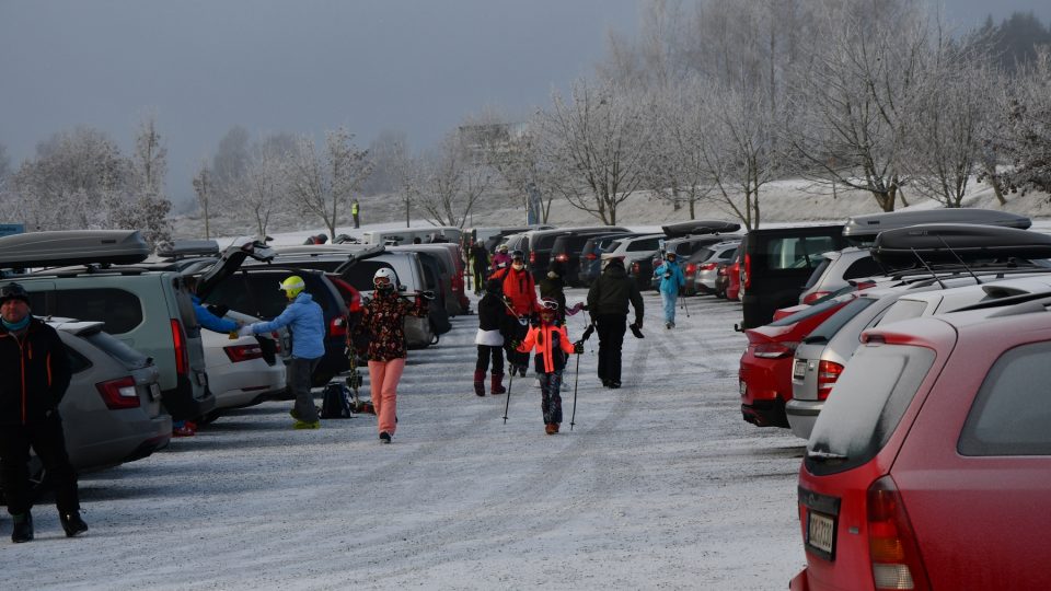 Mrazivé počasí v noci umožnilo provozovatelům střediska zapnout sněžná děla a připravit hlavní sjezdovky pro nedočkavé návštěvníky