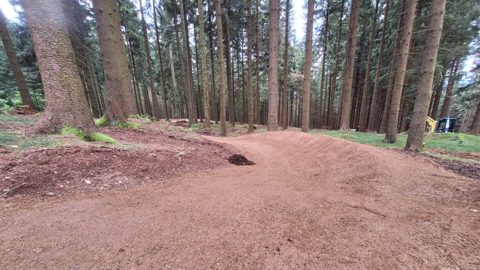 Trailové trasy pro horská kola vznikají v lesích u Prachatic