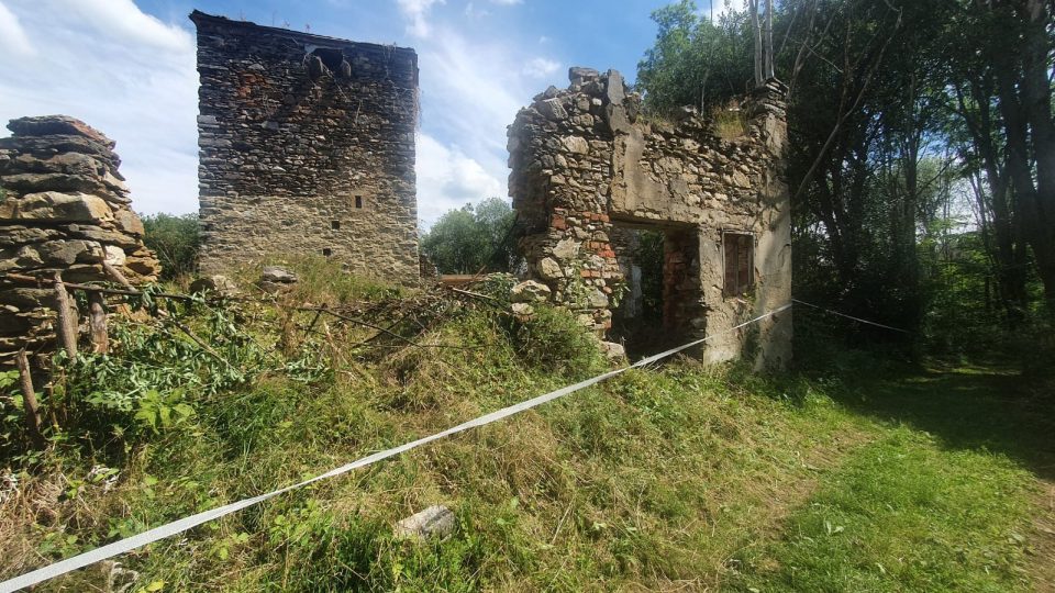 Tvrz v Pasovarech je jedna z mála staveb, které přežily bourání pohraničí v padesátých letech