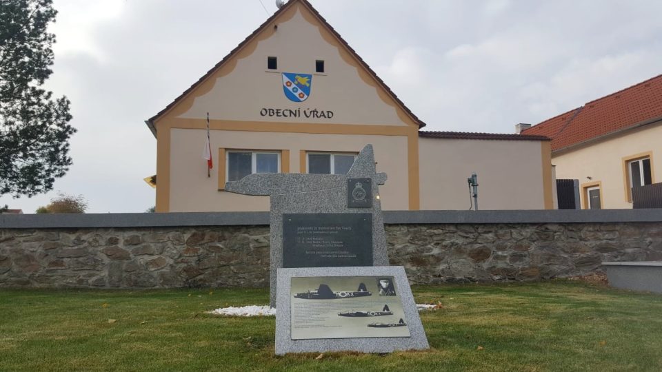 Pomník v Přehořově na Táborsku připomíná místního rodáka, letce RAF Jana Veselého