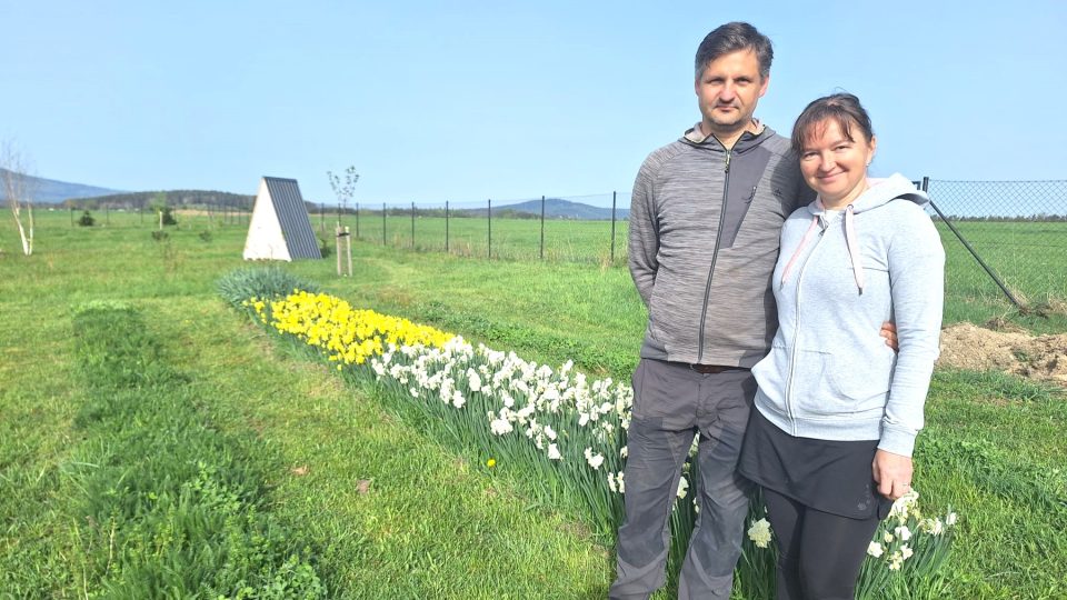 Manželé Žákovi na své farmě Krásné kvítí na Českobudějovicku