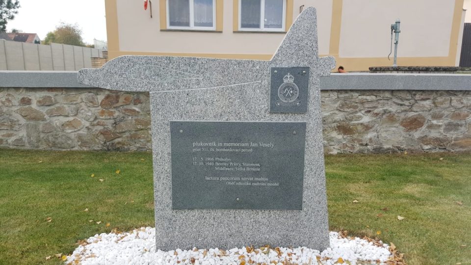 Pomník v Přehořově na Táborsku připomíná místního rodáka, letce RAF Jana Veselého