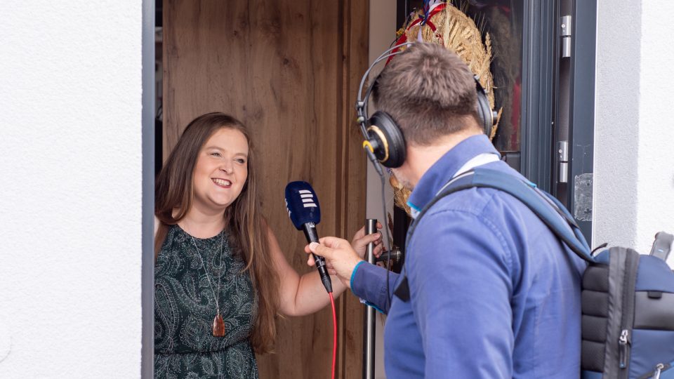 Dominika Moldaschlová vítá moderátora Patrika Rozehnala | foto: Martin Čuřík Dominika Moldaschlová vítá moderátora Patrika Rozehnala