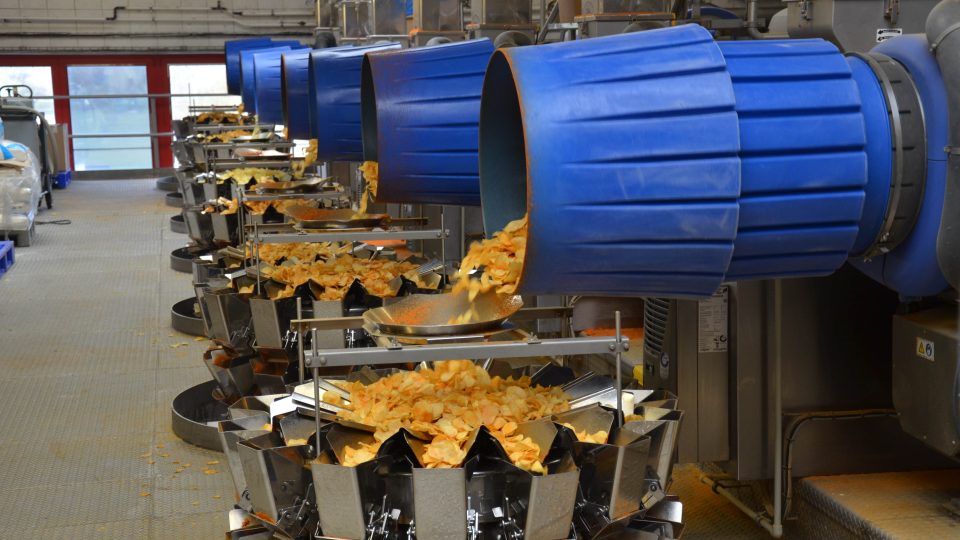 Výroba bramborových lupínků v největší české fabrice v obci Choustník