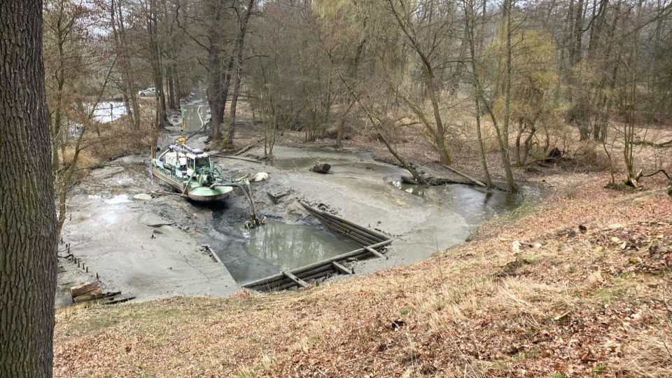 Rybáři opravují výpust rybníka Bezdrev u Hluboké nad Vltavou