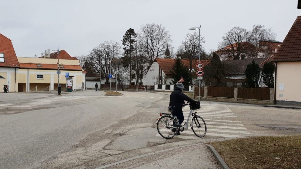Městští strážníci v Třeboni kontrolují cyklisty i v zimě. Mezi nejčastější přestupky patří jízda po přechodu pro chodce