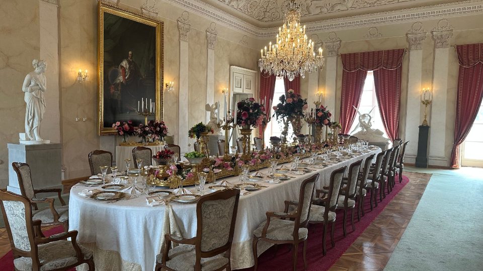 Hlavnímu sálu na zámku Kynžvart vévodí slavnostní zlacená tabule