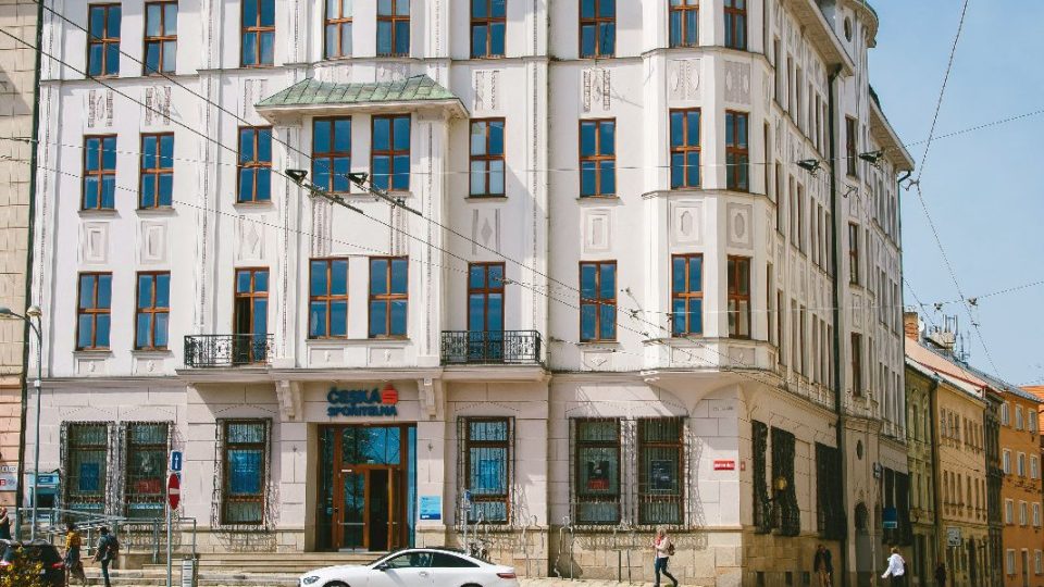 Budova Spořitelny na Masarykově náměstí postavená podle návrhu Arthura Corazza mezi lety 1912 a 1913. Budova má secesní fasádu a původně byla krytá střešními červenými keramickými taškami