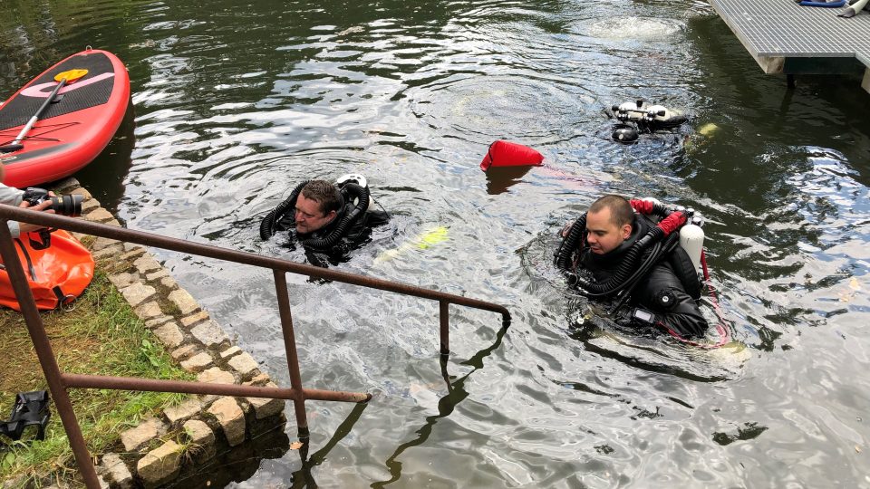 Potápěči David Vondrášek a Václav Gabriel překonali rekord v délce pobytu pod vodní hladinou. Ve speciální kabině ponořené v desetimetrové hloubce žili týden