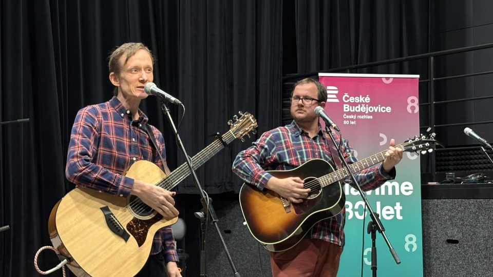 Duo Vesla ve studiovém sále Českého rozhlasu České Budějovice v říjnu 2025
