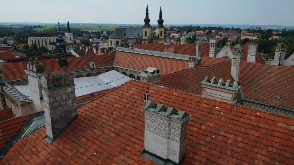 Pohled z věže litomyšlského zámku na jeho střechy