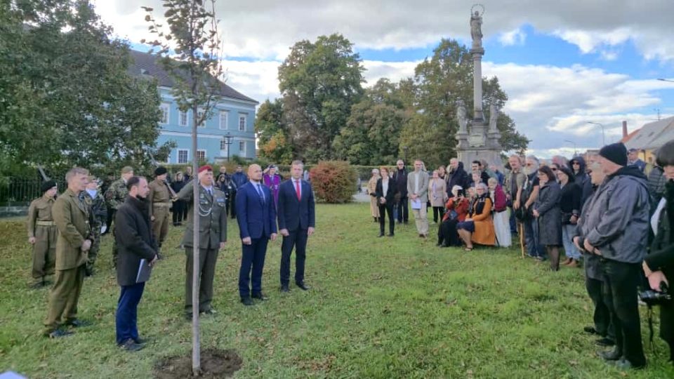 Pietní akt a zasazení pamětní lípy v Dačicích, která připomíná generálmajora in memoriam Františka Skokana