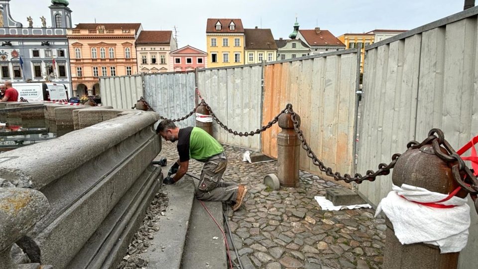 Restaurátoři opravují Samsonovu kašnu na náměstí v Českých Budějovicích