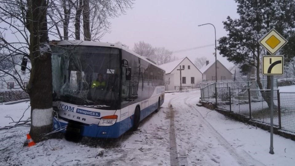 Nehoda autobusu na sněhu