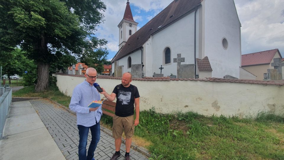 Spisovatel Jiří Hájíček čte úryvek ve své knihy Rybí krev u kostela v Purkarci poblíž Temelína