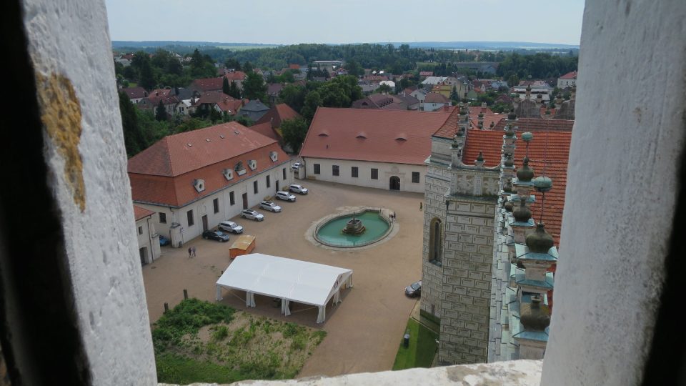 Pohled z věže zámku v Litomyšli na bývalou jízdárnu a konírnu