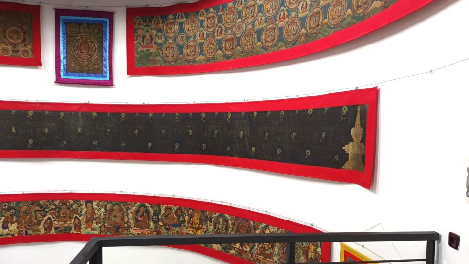 Střední část Galerie budhistického umění v Třeboni s thankami s vyobrazením mandal. Jde o nejdelší thanky v galerii dlouhé osm až jedenáct metrů | foto: Petra Matoušková, Český rozhlas Střední část Galerie budhistického umění v Třeboni s thankami s vyobrazením mandal. Jde o nejdelší thanky v galerii dlouhé osm až jedenáct metrů