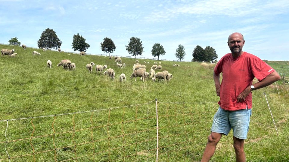 Chovatel ovcí Robert Blíženec má pastviny v Novohradských horách