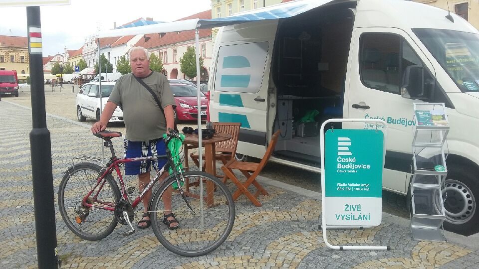 Každý prázdninový pátek se Český rozhlas věnuje cyklostezkám a cyklotrasám. Pro cyklisty máme u přenosového vozu i dárky