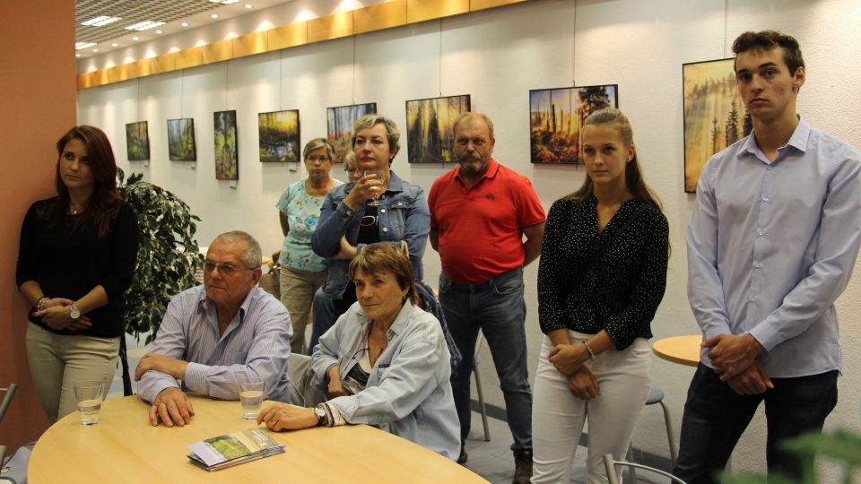 V Českém rozhlase České Budějovice začala výstava fotografií z nové knihy Pralesy Šumavy, kterou vydal Národní park Šumava