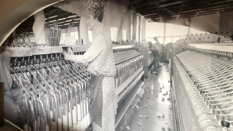 Výstava v Prácheňském muzeu v Písku připomíná historii věhlasného textilního podniku Jitex