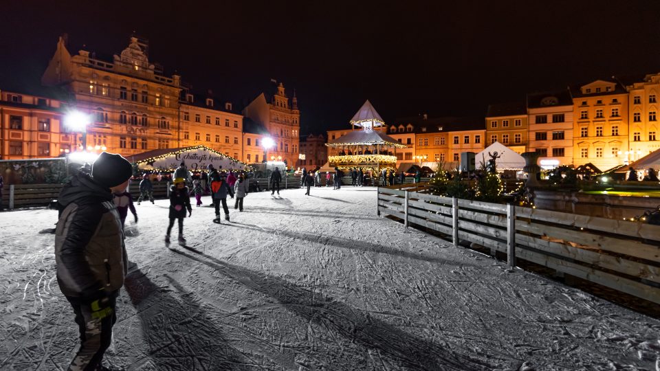 Kluziště na adventních trzích na náměstí v Českých Budějovicích