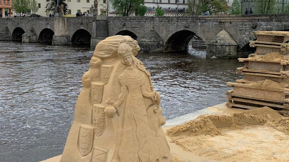 Obří sochy z písku na náplavce řeky Otavy v Písku