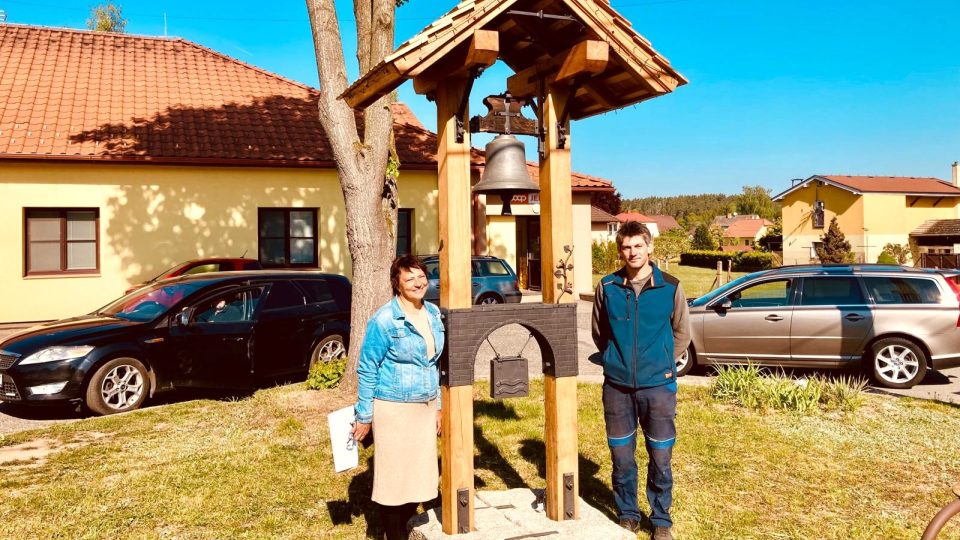 Památník železnice se zvoničkou v obci Roudná na Táborsku | foto: Jan Kopřiva, Český rozhlas Památník železnice se zvoničkou v obci Roudná na Táborsku