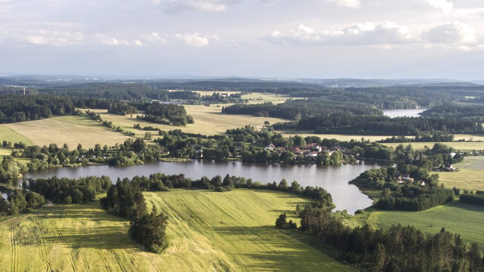 Amatérští filmaři mapují krajinu České Kanady z dronu