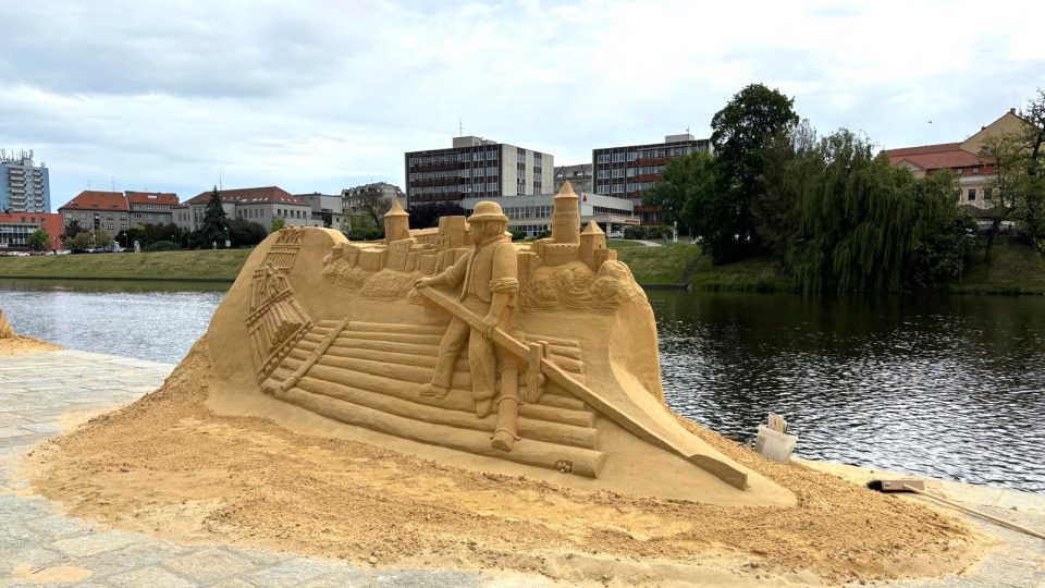 Obří sochy z Písku na náplavce v Písku. Letošním tématem je voroplavba