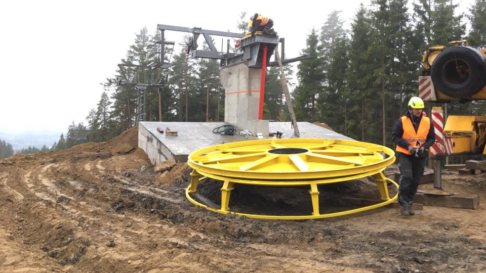 Ve Skiareálu Lipno staví technici novou dvousedačkovou lanovku