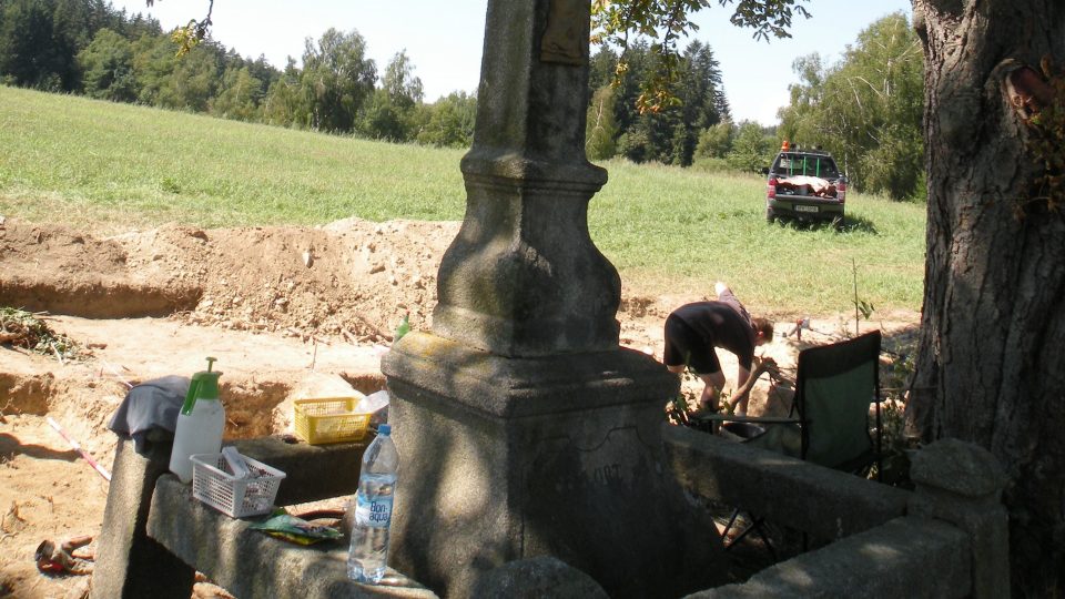 Archeologové u Blata na Novobystřicku našli neoznačené hroby několika civilistů z konce druhé světové války