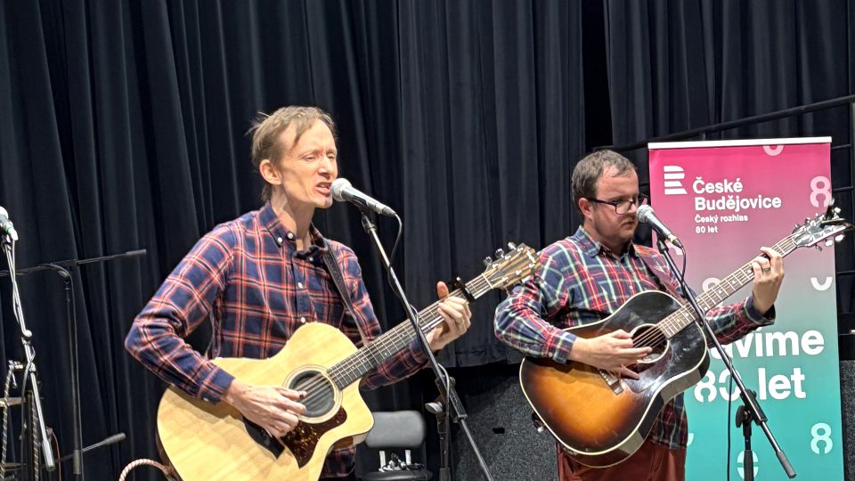 Duo Vesla ve studiovém sále Českého rozhlasu České Budějovice v říjnu 2025