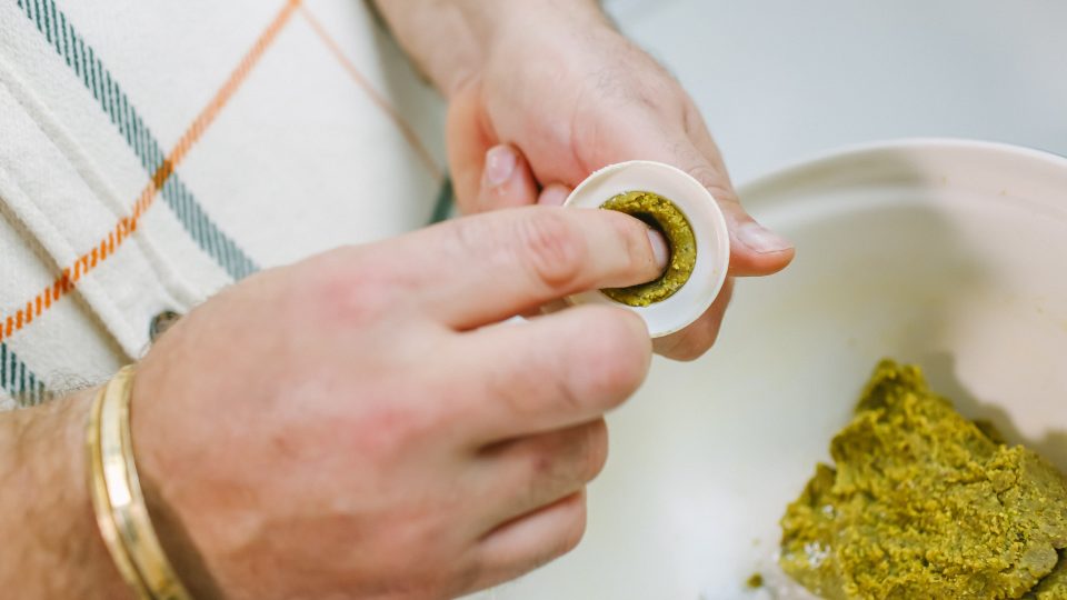 Těsto vtlačujeme do formy