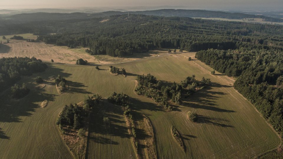 Amatérští filmaři mapují krajinu České Kanady z dronu. Záběr na Stálkov
