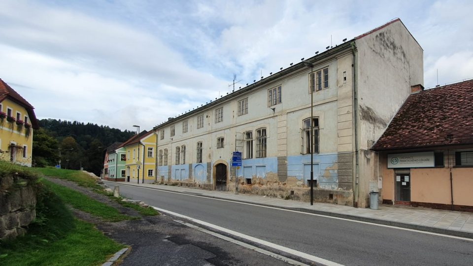 Bývalý panský pivovar v Rožmberku nad Vltavou obnoví noví vlastníci.