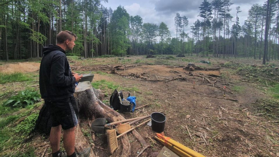 Archeologové zkoumají u obce Údraž v Píseckých horách šest vzácných mohyl, které poničili lesníci při těžbě kůrovcového dřeva