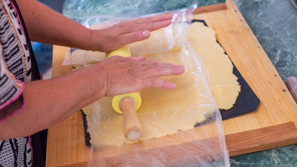 Těsto rozválíme na pečicím papíru nebo silikonové podložce přes mikrotenový sáček | foto: Martin Čuřík Těsto rozválíme na pečicím papíru nebo silikonové podložce přes mikrotenový sáček