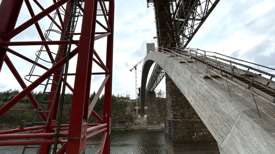 Nový mostní oblouk přes Orlík u Červené nad Vltavou