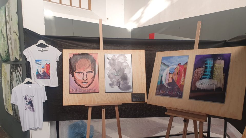 Práce studentů Ateliéru Alšovka, které vznikaly během lockdownu, vystavuje Alšova jihočeská galerie v zámecké jízdárně v Hluboké nad Vltavou