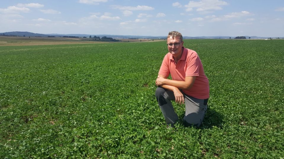 Ekologický zemědělec Miloš Stejskal z rodinné firmy BIOKOM zlepšuje kvalitu půdy jetelovinami. Pole pak dokážou vsakovat vodu i z přívalových dešťů. Navíc nepotřebují umělá hnojiva