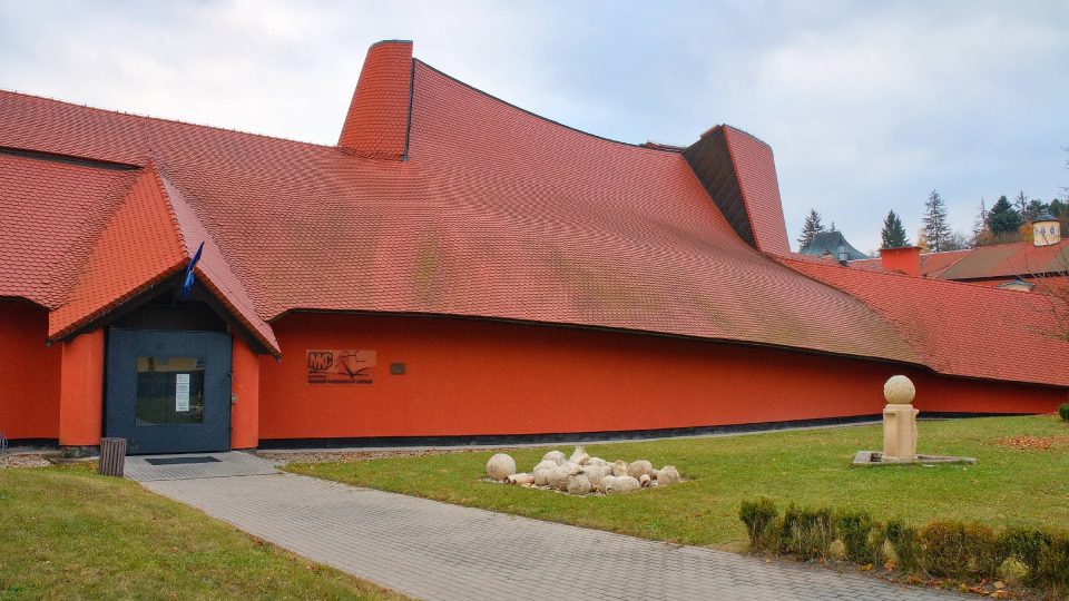 Nové křídlo velkoopatovického zámku zakomponoval architekt Zdeněk Fránek do komplexu původních budov velmi vkusně
