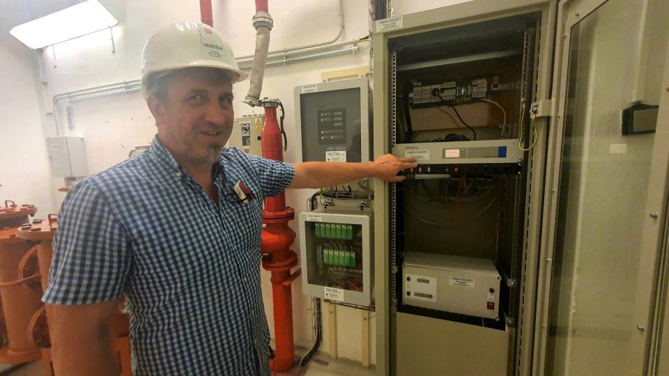 Specialista firmy ČEZ Martin Buršík ukazuje nový diagnostický systém turbogenerátoru vodní elektrárny Lipno