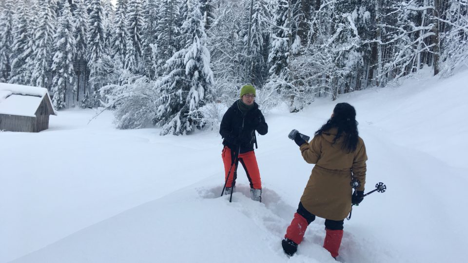 Na túru, při které vyzkoušíte chůzi po sněžnicích i jódlování, vyrazila reportérka Mária Pfeiferová