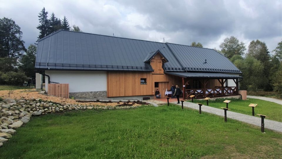 Lesní dílna ve Stožci na Prachaticku. Správa Národního parku Šumava tu nabídne programy školám i rodinám s dětmi